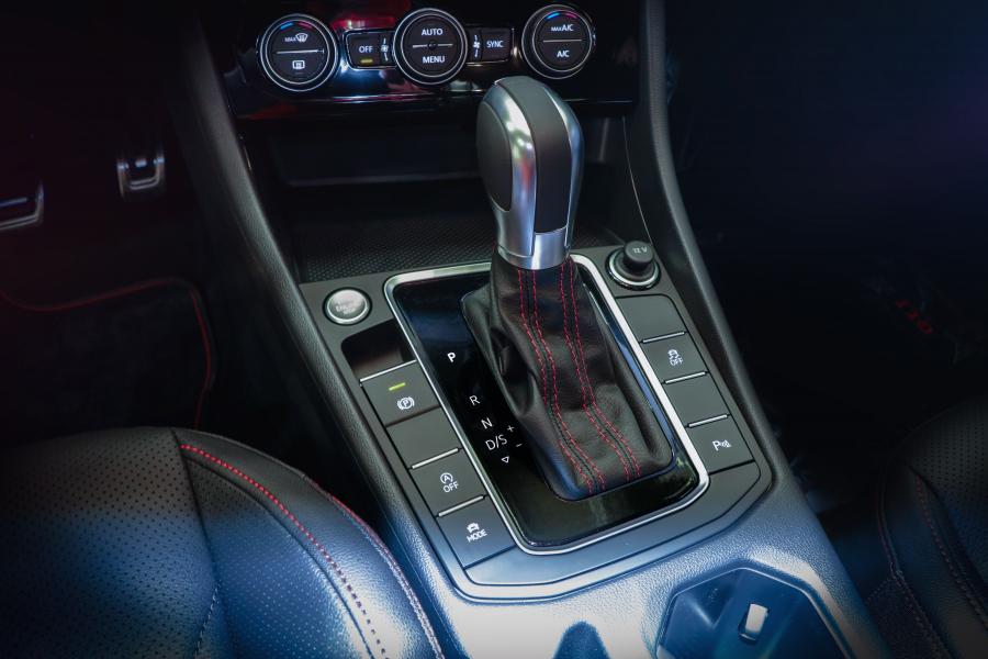 Детали интерьера Volkswagen Jetta GLI Edicion Aniversario 2019 года  (MX) (фото 13 из 18)
